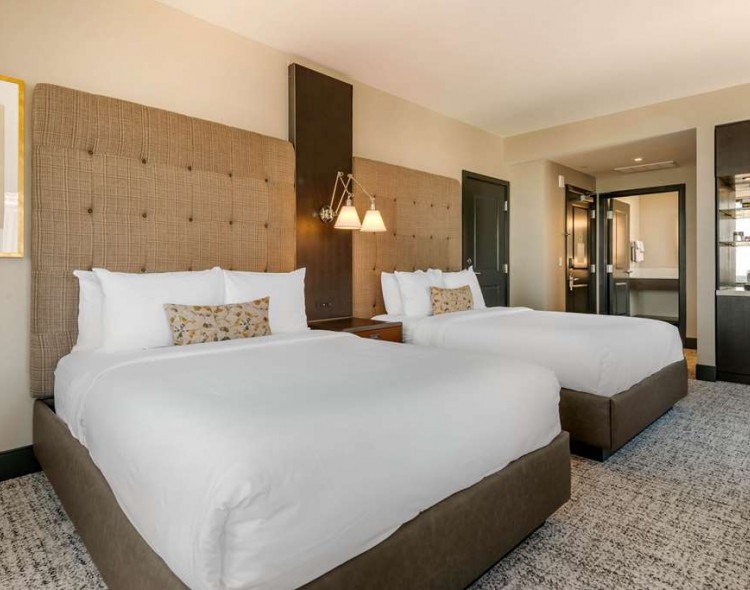 Guest room with 2 queen beds