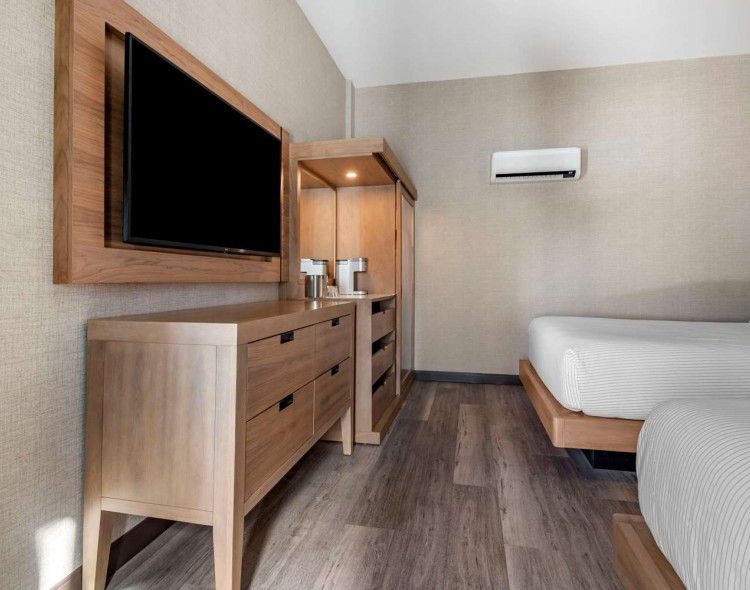 Suite with queen bed(s)