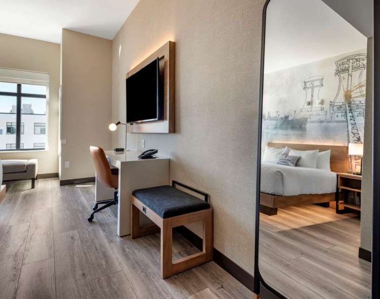 Well-equipped guest room