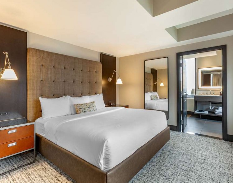 king bed in suite