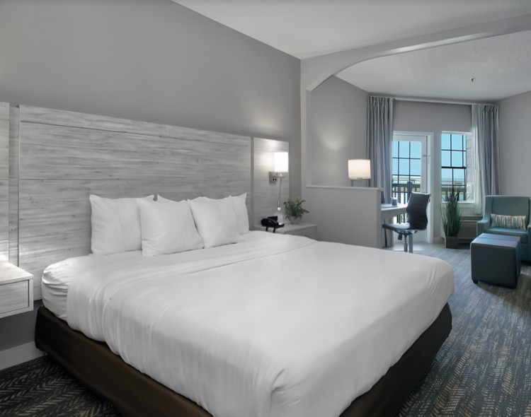 a queen gray and white suite