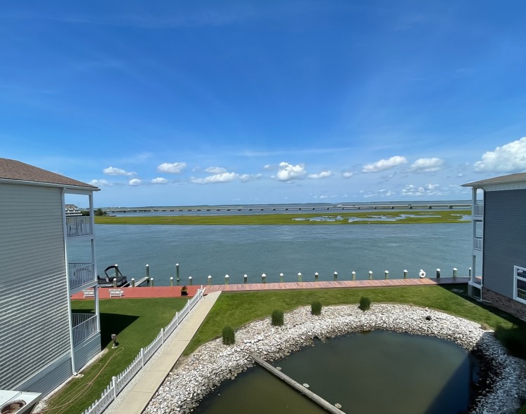 lake and big houses around during the day