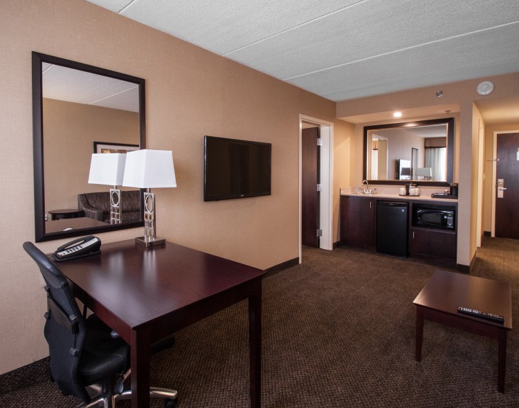 one_bedroom_king_suite_living_wetbar 1