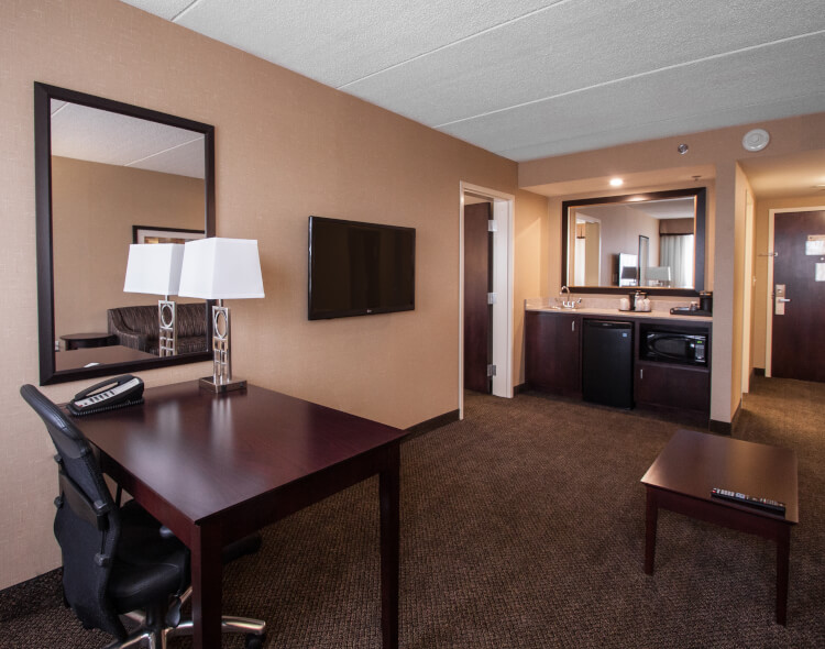 one_bedroom_king_suite_living_wetbar